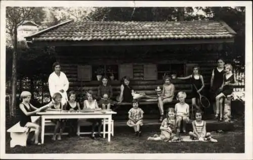 Foto Ak Mittenwald in Oberbayern, Holzhütte, Kinder, Gruppenbild