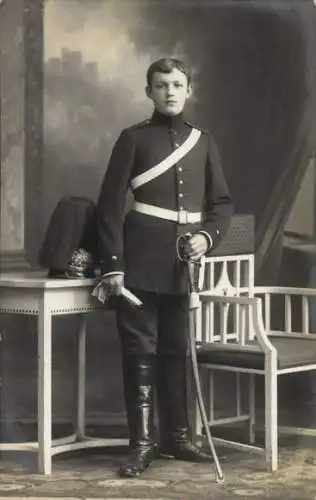 Foto Ak Junger Soldat in Uniform, Porträt, Säbel