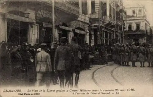 Ak Saloniki Thessaloniki Griechenland, Freiheitsplatz während des Militärkonzerts