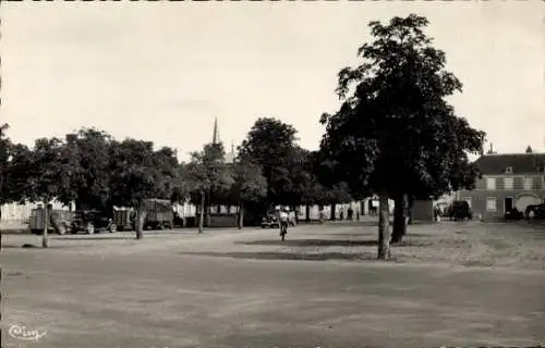 Ak Le Lude Sarthe, Place du Champ de Foire