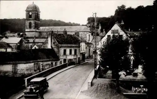 Ak La Chartre sur Loir Sarthe, am Fuße des steilen Hügels