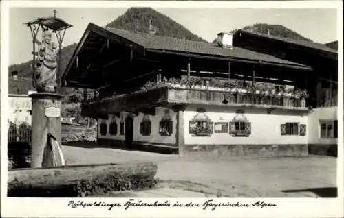 Ak Ruhpolding, Bauernhaus in den bayr. Alpen, Brunnen