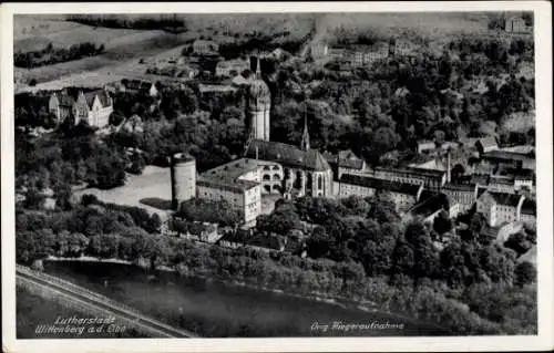 Ak Lutherstadt Wittenberg an der Elbe, Schloss, Schlosskirche, Fliegeraufnahme