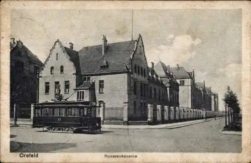 Ak Krefeld am Niederrhein, Husarenkaserne, Straßenbahn