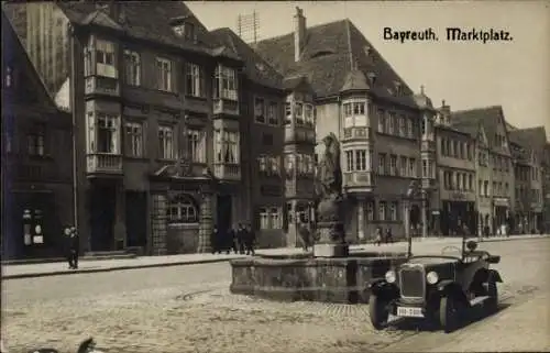 Foto Ak Bayreuth in Oberfranken, Marktplatz, Brunnen, Auto