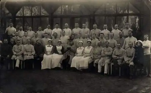 Foto Ak Krankenschwestern, Soldaten, Lazarett, Gruppenbild