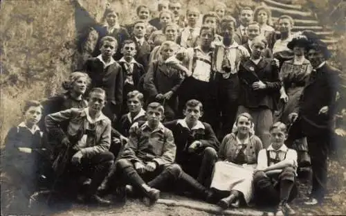 Ak Gruppenbild der Menschen, Treppen, Kinder, Junge Männer