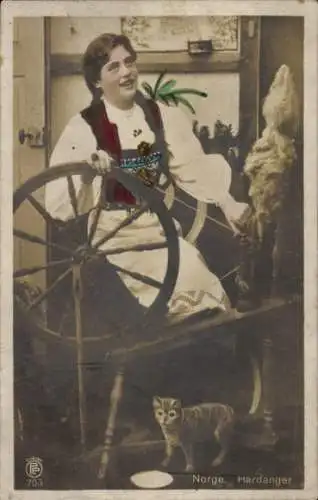 Ak Hardanger Norwegen, Frau in Norwegischer Volkstracht, Katze, Spinnrad