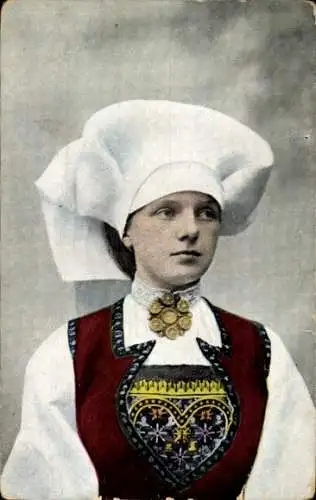 Ak Hardanger, Frau in norwegischer Volkstracht, Ski