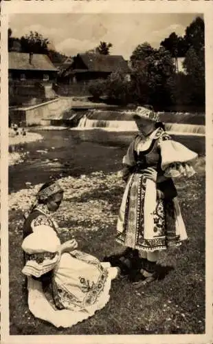 Ak Zwei junge Frauen in tschechischer Tracht, Fluss, Wehr