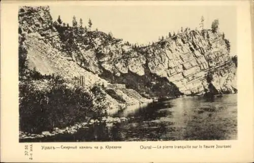 Ak Ural Russland, der stille Stein am Fluss Jursani