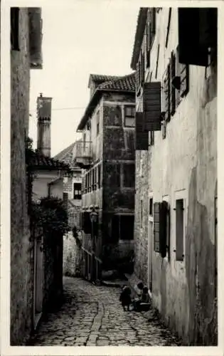 Foto Ak Herceg Novi Montenegro, Häusergasse, Gebäude