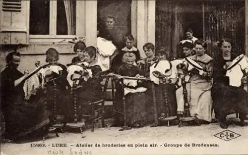 Ak Lure Haute Saône, Atelier de broderies en plein air, Groupe de Brodeuses