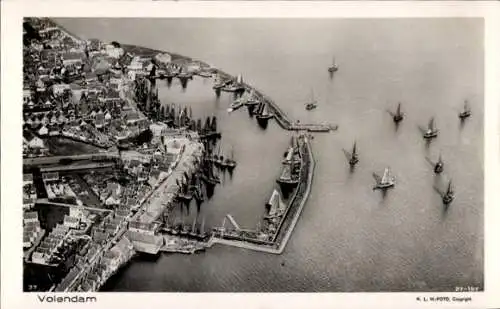 Ak Volendam Nordholland Niederlande, Hafen, Fliegeraufnahme