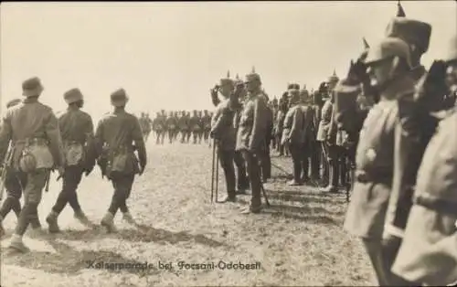 Ak Kaiserparade bei Foscani-Odobesti, Soldaten in Uniformen