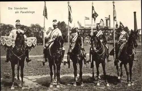 Ak Soldaten zu Pferd, Standarten am Paradetag