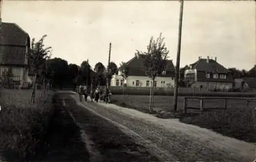 Foto Ak Lüchow im Wendland, Straßenpartie, Familie, Häuser