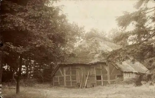 Foto Ak Völkenrode Braunschweig in Niedersachsen, Haus mit Strohdach, Wald