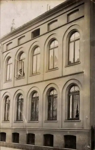 Foto Ak Döhren Hannover, Haus, Frau am Fenster