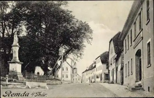 Ak Remda Rudolstadt in Thüringen, Straßenpartie, Denkmal, Bürgerschule