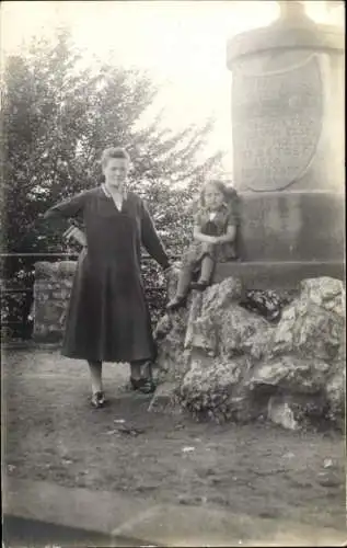 Foto Hohenlimburg Hagen in Westfalen, Mutter mit Kind am Denkmal