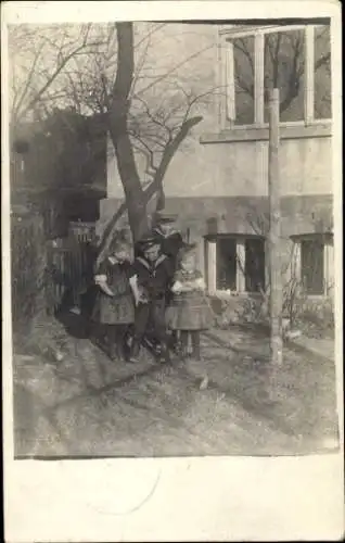 Foto Schötmar Bad Salzuflen in Lippe, spielende Kinder am Haus