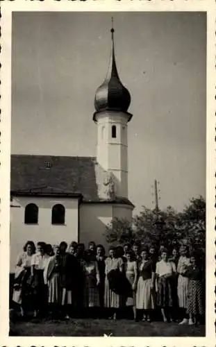 Ak Prien am Chiemsee Oberbayern, Kirche, Frauen, Gruppenfoto