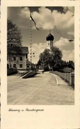 Ak Münsing am Starnberger See Oberbayern, Straßenpartie, Blick zur Kirche