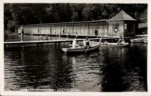 Ak Krottenmühl Söchtenau am Simssee Oberbayern, Hubers Simsseebad, Boote