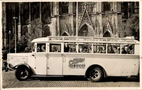 Foto Ak Rundfahrt-Bus vor dem Kölner Dom, Autoverkehr Peter Bensberg, Passagiere