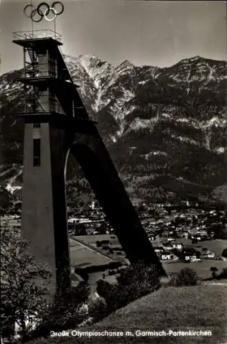 Ak Garmisch Partenkirchen in Oberbayern, Totalansicht, Große Olympiaschanze, Gebirge