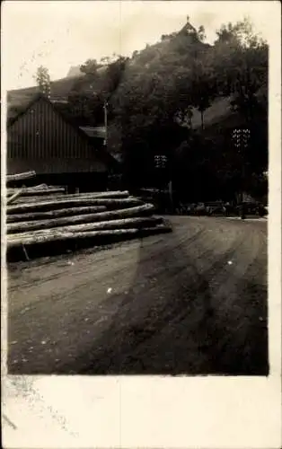 Foto Ak Hornberg im Schwarzwald? Straßenpartie, Holzstämme, Sägemühle