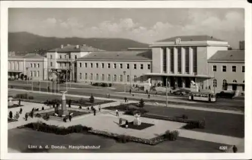 Ak Linz in Oberösterreich, Blick auf den Bahnhof vom Vorplatz, Denkmal