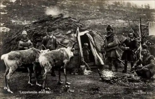 Ak Lappland, Familie in Volkstracht, Rentier