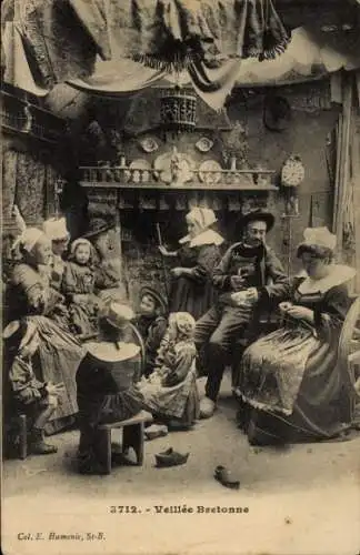 Ak Bretagne, Familie in Volkstracht, Wohnstube, Wandteller