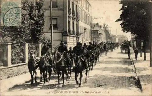 Ak Joinville le Pont Val de Marne, La Rue de Créteil, Soldaten auf den Pferden