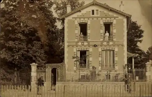 Foto Ak Charenton le Pont Val de Marne, Hausbewohner an den Fenstern