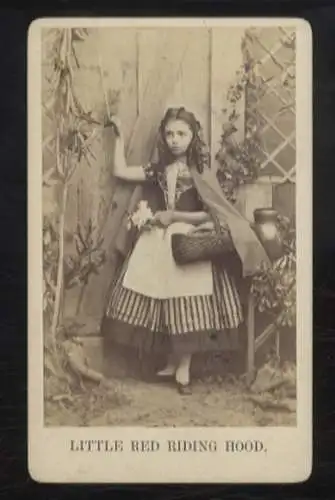 CdV Fotografie Mädchen als Rotkäppchen