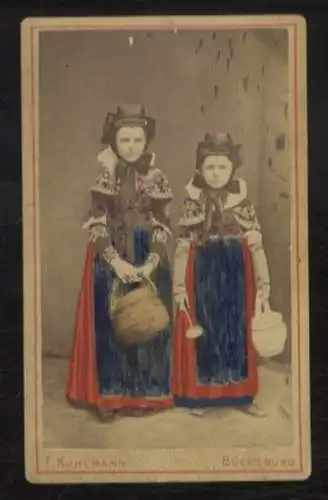 CdV Fotografie koloriert, zwei Mädchen in Tracht, Bückeburg / Niedersachsen