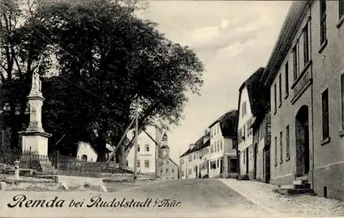 Ak Remda Teichel in Thüringen, Straßenpartie, Statue, Bürgerschule