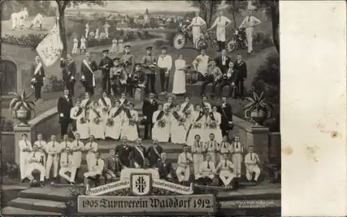 Ak Turnverein Walddorf 1905-1912, Gruppenbild, Turner, Fahne