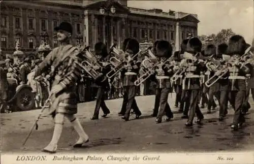 Ak City of Westminster, London, England, Buckingham Palace, Wachablösung