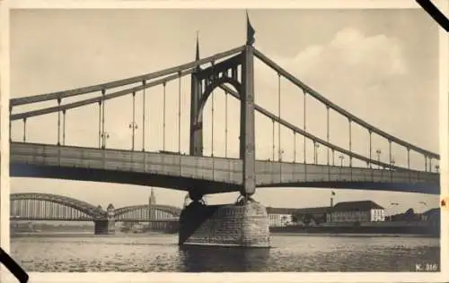 Ak Köln am Rhein, Blick auf die Hängebrücke, Hohenzollernbrücke und Museum