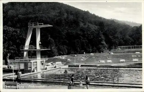 Ak Bad Harzburg am Harz, Badeanstalt mit Bergen im Hintergrund