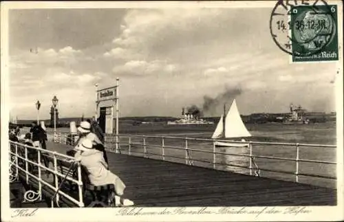 Ak Kiel, Blick von der Reventloubrücke, Hafen, Kriegsschiffe, Segelboot