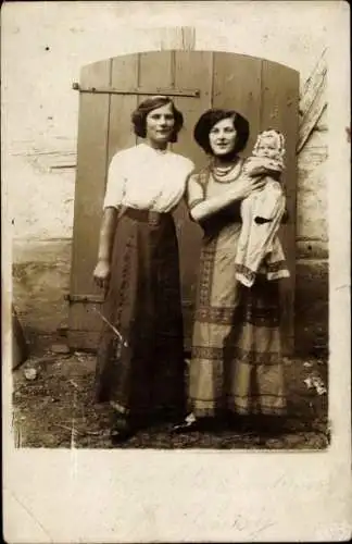 Foto Ak Wittstock Dosse in der Prignitz, Zwei Frauen mit Kind