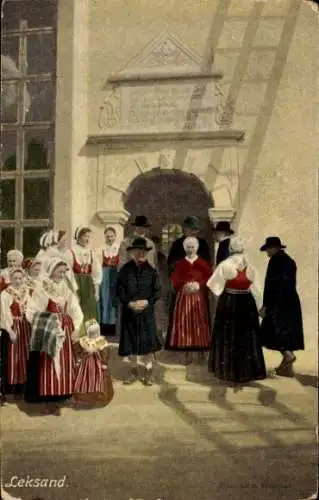 Ak Leksand Schweden, Frauen vor der Kirche, Trachten