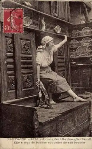 Ak Bretonische Tracht, Theaterszene, Schauspielerin, Wohnstube, Wandteller