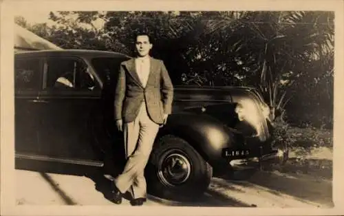 Ak Afrika, Mann neben dem Auto