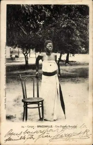 Ak Brazzaville Franz. Kongo, A Bangala Woman, Afrikanerin mit Regenschirm